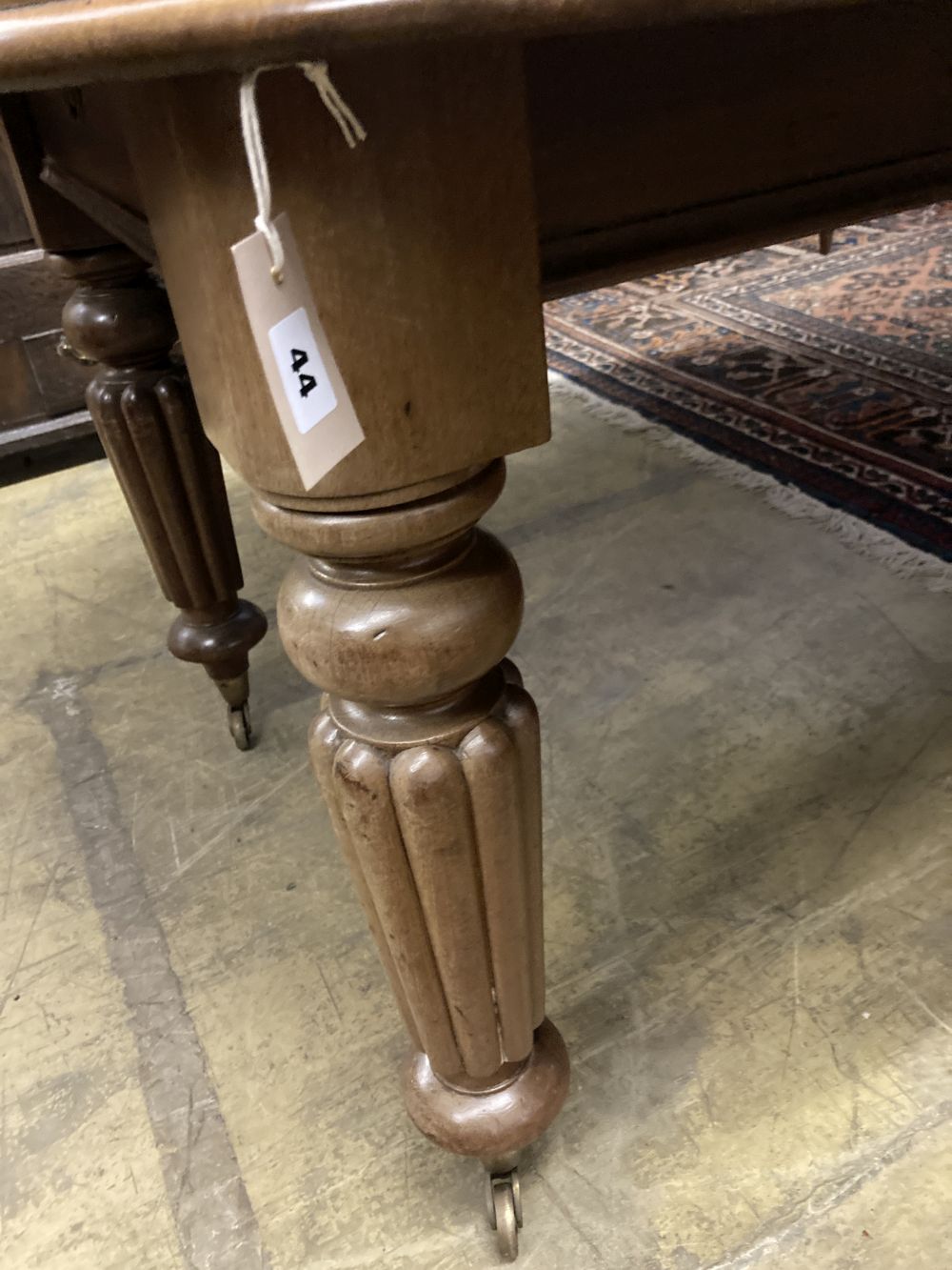 A Victorian mahogany oval extending dining table, with two spare leaves, 220cm extended, width 120cm, height 72cm